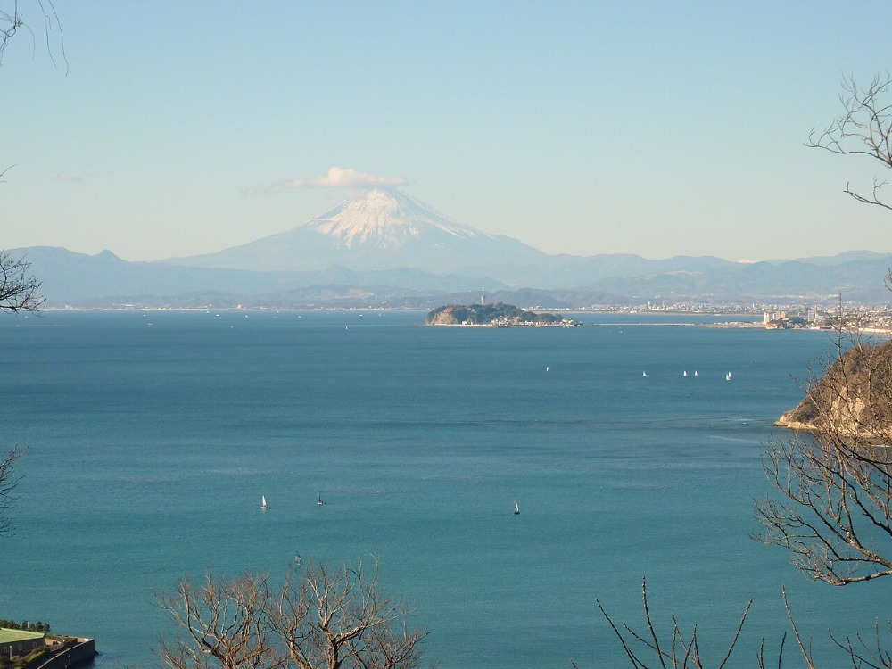 長柄桜山第2号墳から望む富士山と江の島